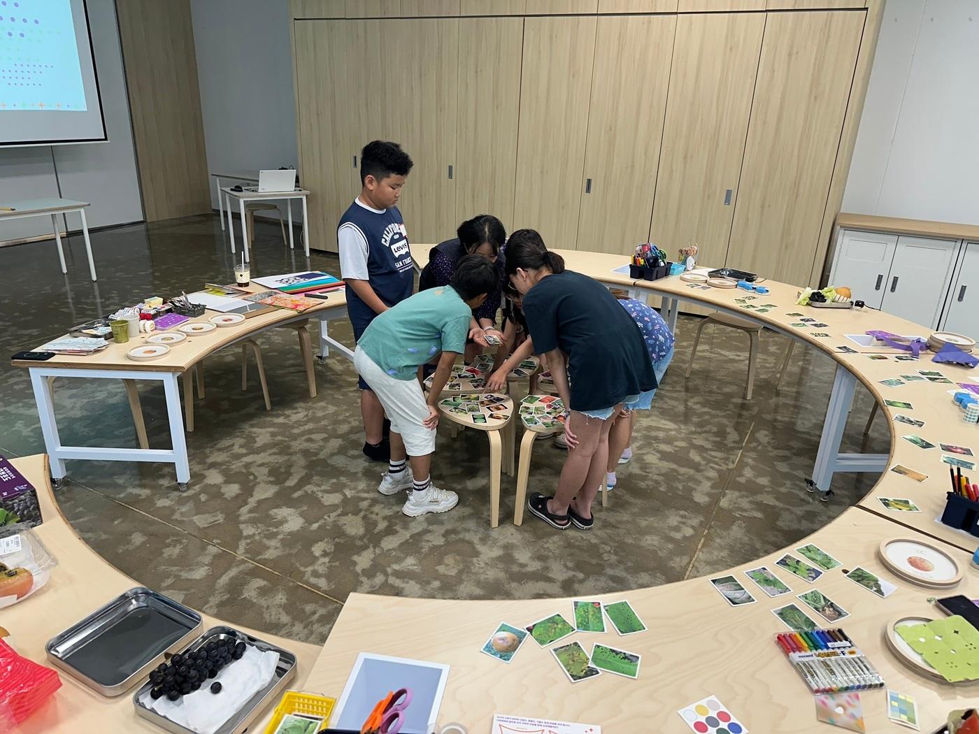 본문 이미지 - 채소 진(Zine) 메이킹 진행 모습 (경기도미술관 제공)