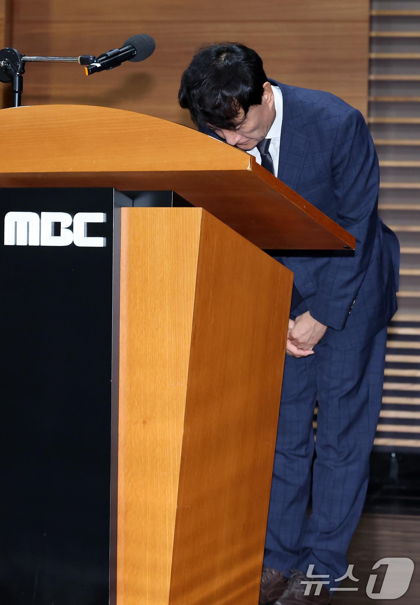본문 이미지 - 안형준 MBC 사장이 15일 오전 서울시 마포구 상암동 MBC 상암사옥 골든마우스홀에서 열린 MBC-고 오요안나 유족 기자회견에서 고개 숙여 사과하고 있다. 2025.10.15/뉴스1 ⓒ News1 박정호 기자