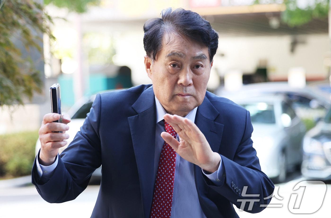 복합문화공간인 ‘그림책꿈마루’ 위탁운영 업체 선정 과정에서 뇌물을 받은 혐의를 받고 있는 하은호 군포시장이 15일 오전 경기 안양시 동안구 수원지방법원 안양지원에서 열린 구속 전 피의자 심문&#40;영장실질심사&#41;에 출석하고 있다. &#40; 공동취재&#41; 2025.10.15/뉴스1 ⓒ News1 김영운 기자