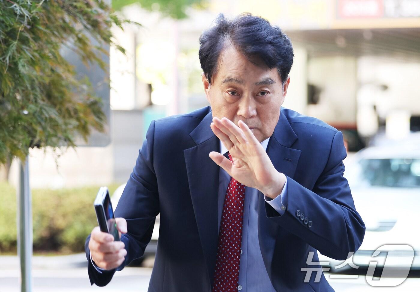 복합문화공간인 ‘그림책꿈마루’ 위탁운영 업체 선정 과정에서 뇌물을 받은 혐의를 받고 있는 하은호 군포시장이 15일 오전 경기 안양시 동안구 수원지방법원 안양지원에서 열린 구속 전 피의자 심문&#40;영장실질심사&#41;에 출석하고 있다. &#40; 공동취재&#41; 2025.10.15/뉴스1 ⓒ News1 김영운 기자