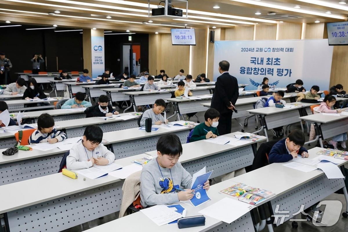 본문 이미지 - 지난해 &#39;2024 교원 CQ 창의력 대회&#39; 2차 평가 현장에서 학생들이 2차 시험을 치르고 있다.&#40;교원그룹 제공&#41;
