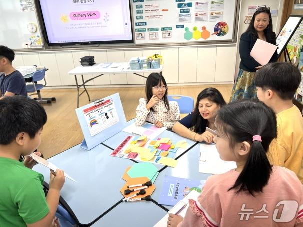 본문 이미지 - 전주아중초가 지난 13일 IBO(국제바칼로레아 본부)로부터 PYP(초등 교육과정) 월드스쿨 인증을 받았다. 사진은 아중초 수업장면.(전북교육청 제공, 재판매 및 DB 금지)/뉴스1