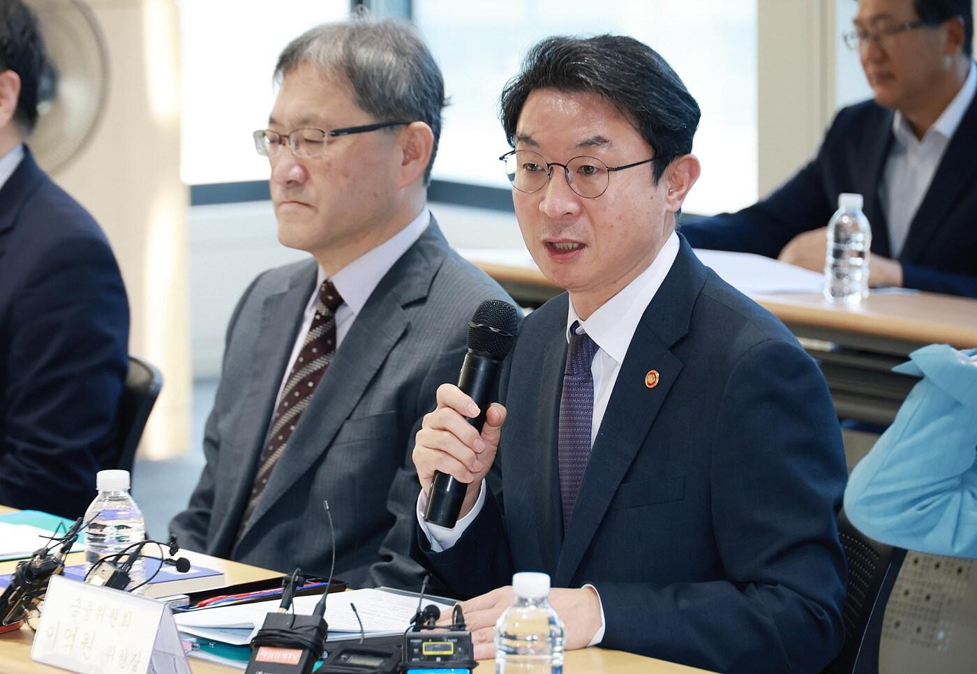 이억원 금융위원장이 15일 오전 서울 중구 서민금융진흥원에서 금융소비자단체, 금융소비자 및 서민금융 전문가, 금융협회 대표자 등과 개최한 &#39;소비자·서민 중심 금융으로의 대전환을 위한 현장 간담회&#39;에 참석해 &#39;소비자 중심의 금융&#39;을 실현하기 위한 정책과제에 대해 논의했다. &#40;금융위원회 제공&#41;