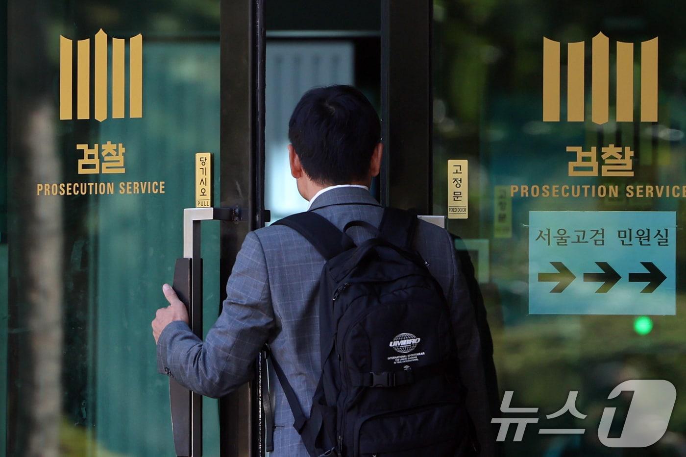 윤석열 전 대통령이 15일 오전 서울 서초구 서울고등검찰청에 마련된 내란 특검팀&#40;특별검사 조은석&#41;에 출석했다. 특검팀은 이날 오전 윤 전 대통령에 대한 체포영장 집행을 시도했지만 윤 전 대통령은 임의 출석 의사를 표명하고 특검 사무실에 출석했다. 사진은 이날 서울 서초구 내란 특검 사무실이 설치된 서울고등검찰청의 모습. 2025.10.15/뉴스1 ⓒ News1 황기선 기자