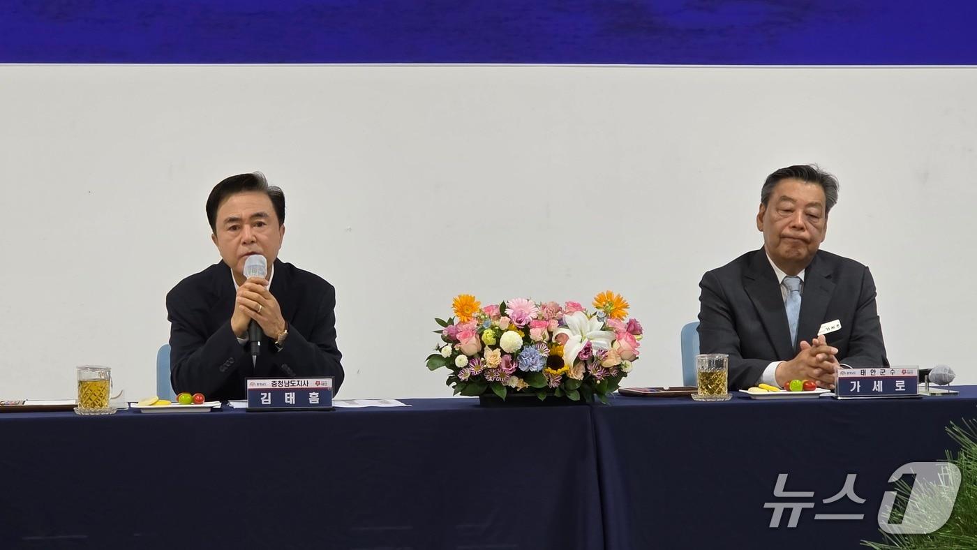 김태흠 충남도지사&#40;왼쪽&#41; 태안군 방문 언론인 간담회 모습&#40;재판매 및 DB금지&#41;2025.10.15 김태완 기자/뉴스1