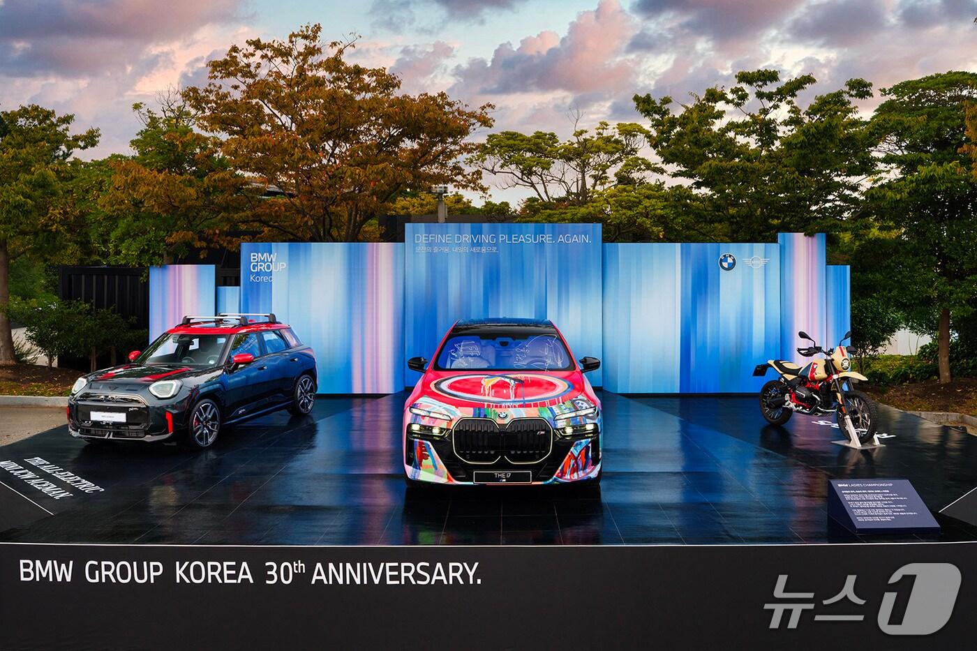 BMW 레이디스 챔피언십 2025, 갤러리 플라자에 전시된 i7 BMW 코리아 30주년 기념 스페셜 에디션. &#40;BMW 코리아 제공&#41;