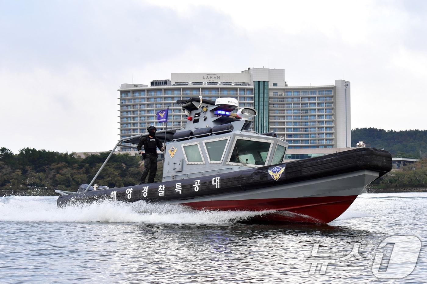 해양경찰특공대원들이 15일 APEC 2025 정상회의가 열리는 경북 경주시 보문호수에서 특수기동정을 이용, 경호작전임무를 수행하고 있다. 2025.10.15/뉴스1 ⓒ News1 최창호 기자