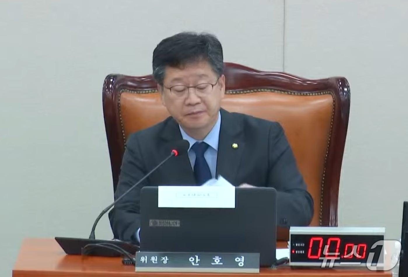 본문 이미지 - 안호영 국회 기후에너지환경노동위원장이 국정감사에서 질의를 하고 있다.&#40;국회방송 캡쳐&#41;2025.10.15/뉴스1