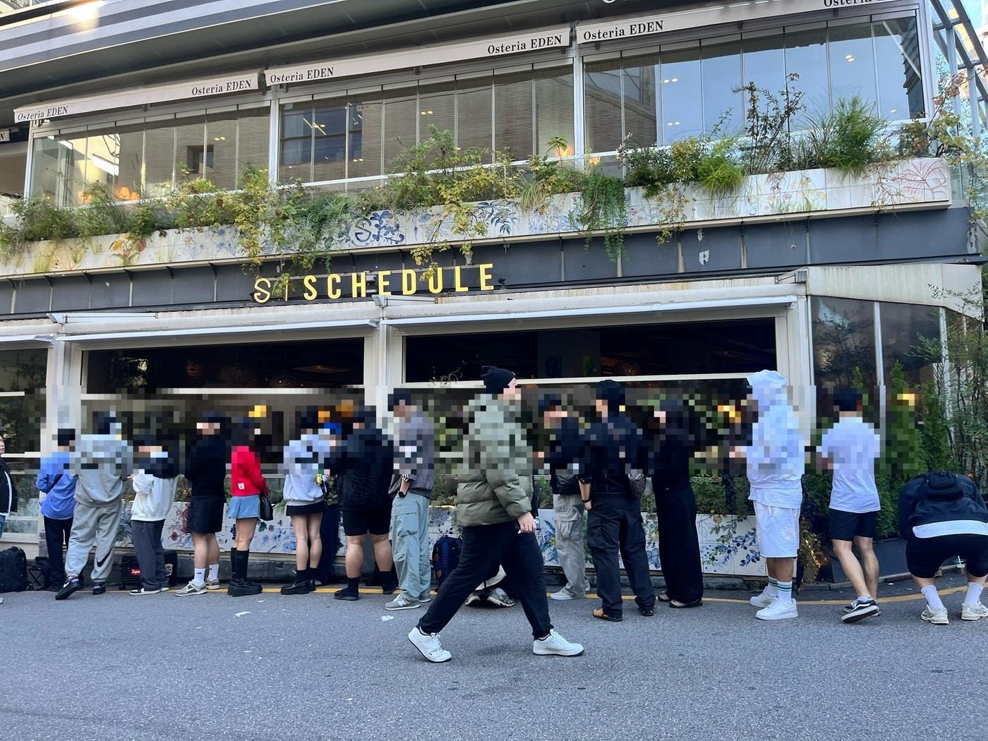 본문 이미지 - 15일 오전 인앤아웃 팝업이 열리고 있는 서울 강남구 스케줄 청담 매장 앞.ⓒ 뉴스1 배지윤 기자