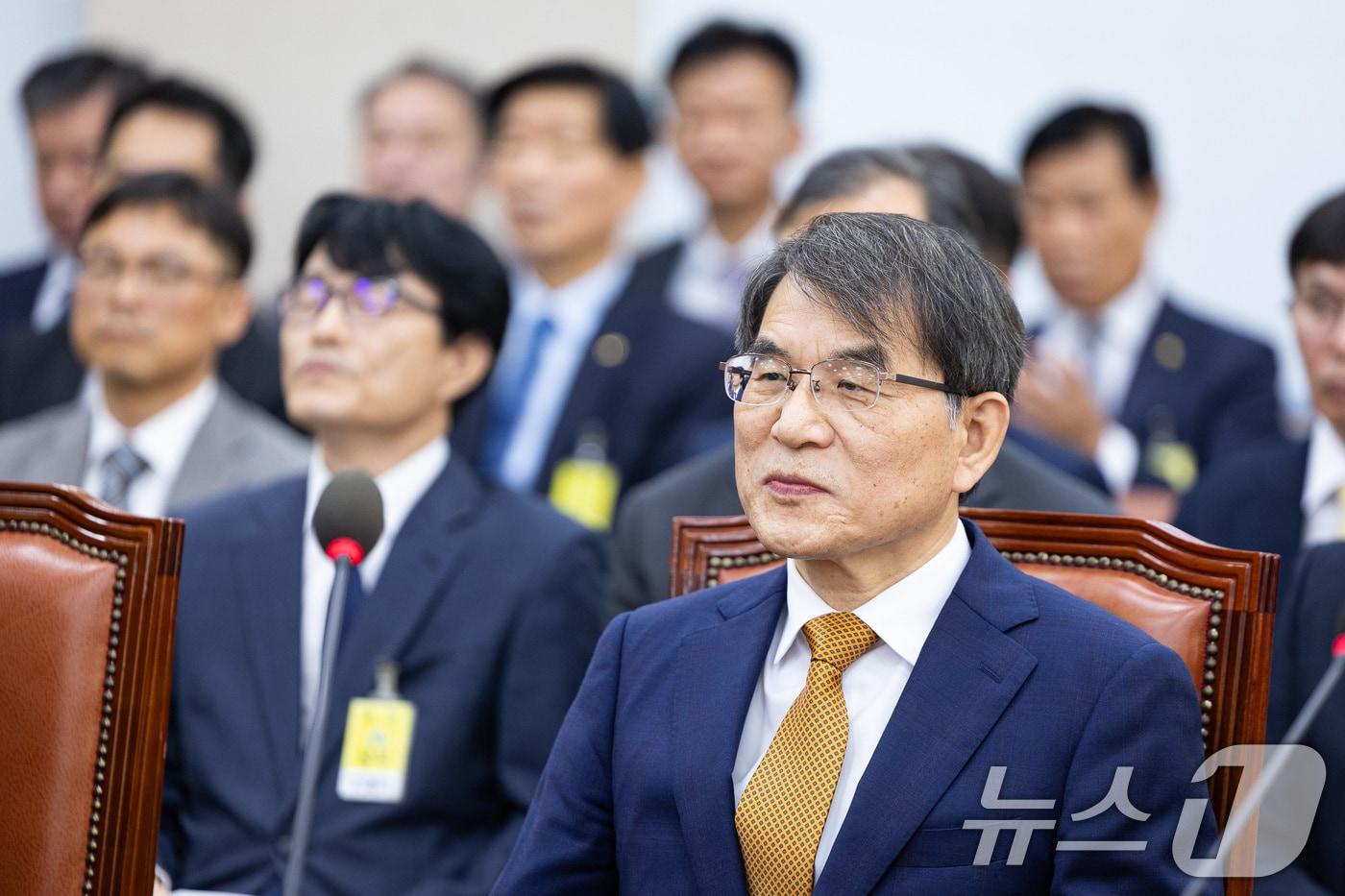본문 이미지 - 노태악 중앙선거관리위원장이 15일 서울 여의도 국회에서 열린 행정안전위원회의 중앙선거관리위원회 등에 대한 국정감사에 출석해 인사말을 마친 후 여야 의원들의 의사진행발언을 듣고 있다. 2025.10.15/뉴스1 ⓒ News1 유승관 기자