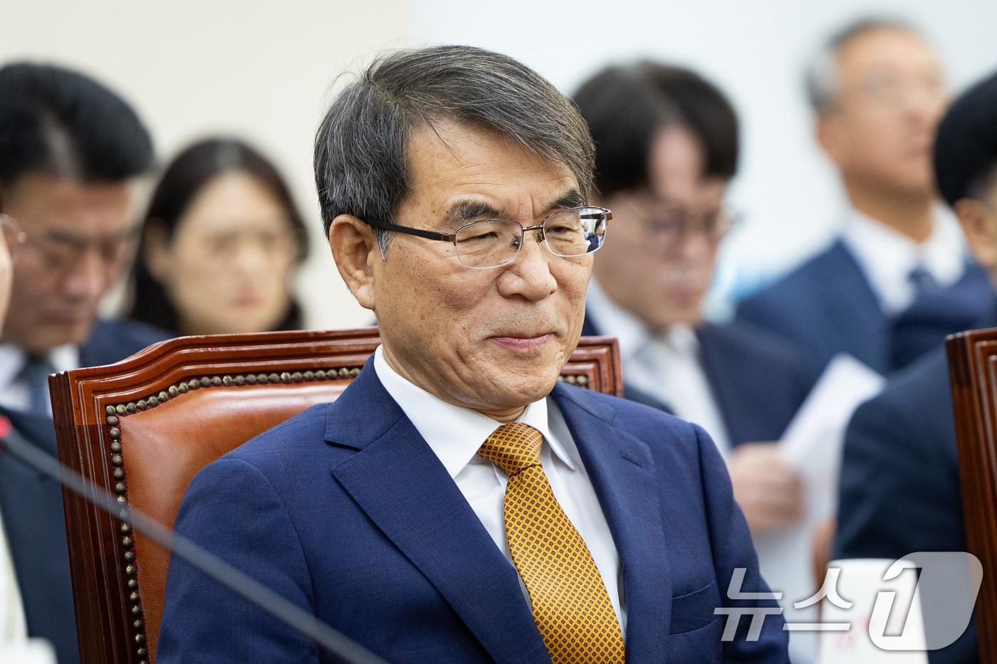 노태악 중앙선거관리위원장이 15일 서울 여의도 국회에서 열린 행정안전위원회의 중앙선거관리위원회 등에 대한 국정감사에 출석해 인사말을 마친 후 여야 의원들의 의사진행발언을 듣고 있다. 2025.10.15/뉴스1 ⓒ News1 유승관 기자