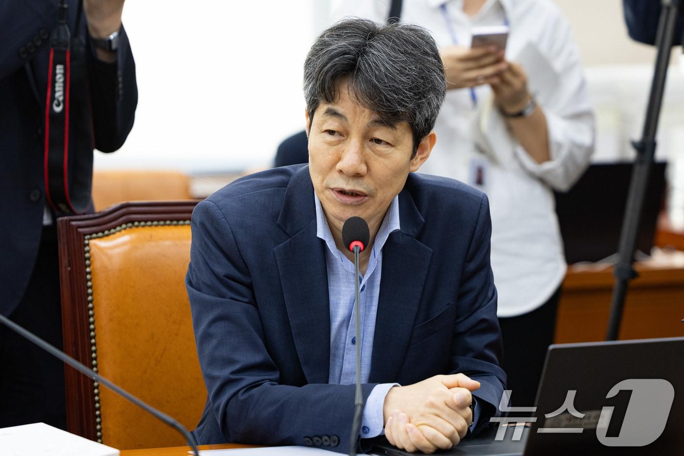 윤건영 국회 행정안전위원회 더불어민주당 간사가 지난 15일 서울 여의도 국회에서 열린 행정안전위원회의 중앙선거관리위원회 등에 대한 국정감사에서 의사진행발언을 하고 있다. 2025.10.15/뉴스1 ⓒ News1 유승관 기자