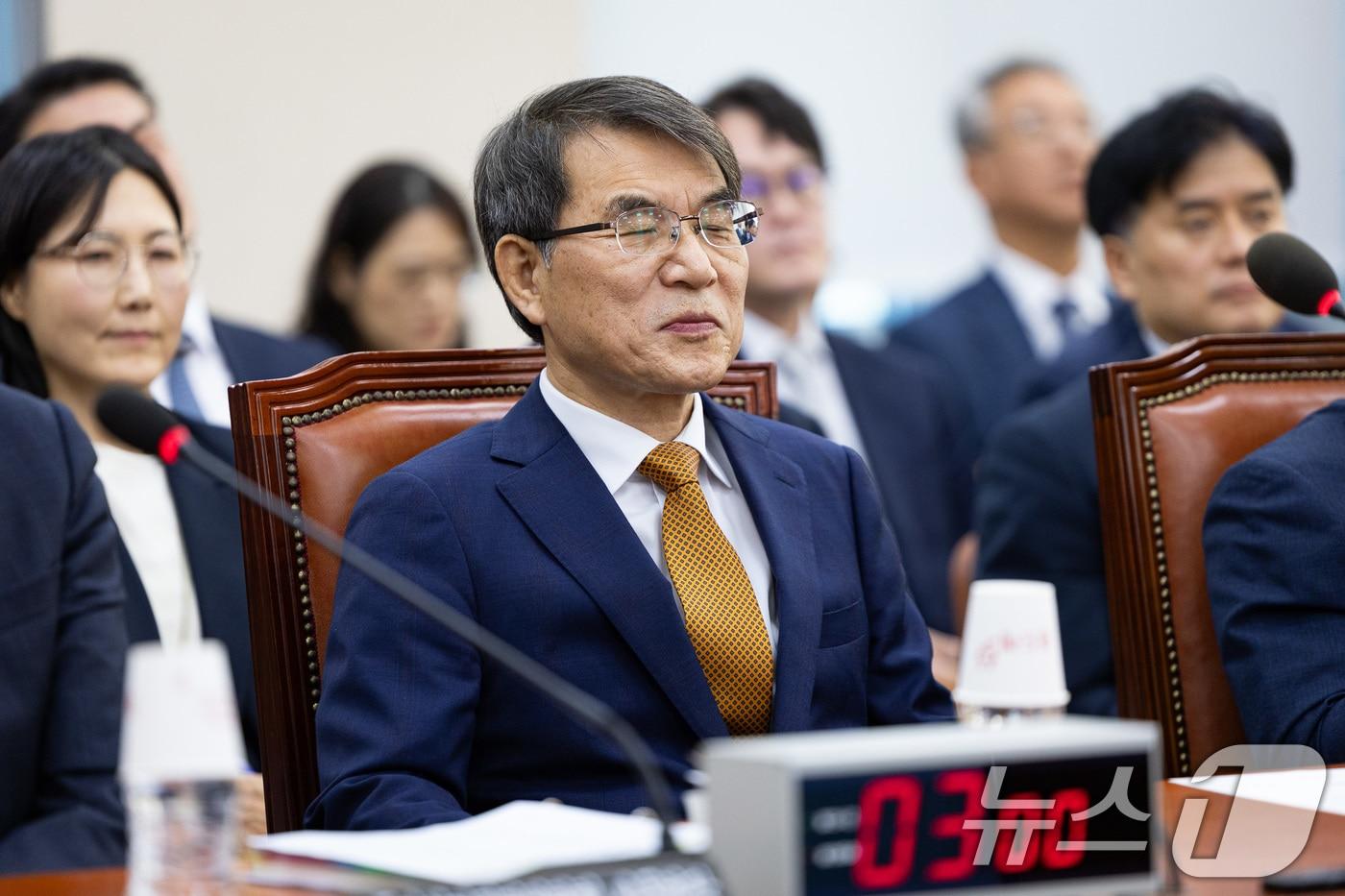 노태악 중앙선거관리위원장이 15일 서울 여의도 국회에서 열린 행정안전위원회의 중앙선거관리위원회 등에 대한 국정감사에 출석해 인사말을 마친 후 여야 의원들의 의사진행발언을 듣고 있다. 2025.10.15/뉴스1 ⓒ News1 유승관 기자