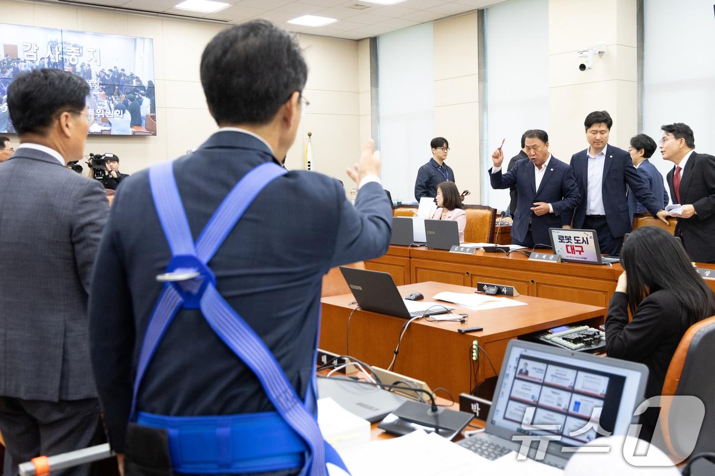 15일 서울 여의도 국회에서 열린 기후에너지환경노동위원회 고용노동부 등에 대한 국정감사에서 전국민주노동조합총연맹(민노총) 증인 채택 여부 관련으로 여야 의원들의 고성이 오가고 있다. 2025.10.15/뉴스1 ⓒ News1 이승배 기자