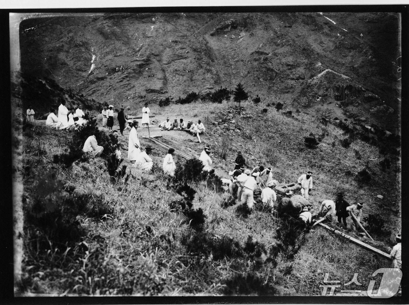 본문 이미지 - 일제에 의해 제천시 한수면 송계리 월광사지에서 반출되고 있는 원랑선사탑비.&#40;제천문화원 제공. 재판매 및 DB금지&#41;/뉴스1 