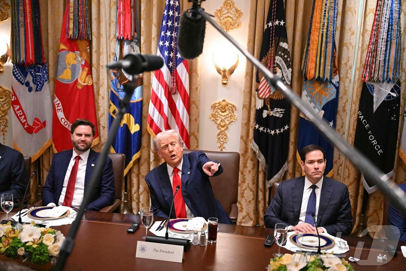 14일(현지시간) 미국 워싱턴DC 백악관에서 도널드 트럼프 미국 대통령이 하비에르 밀레이 아르헨티나 대통령과의 회담에서 JD 밴스 부통령(왼쪽)과 마르코 루비오 국무장관(오른쪽)이 지켜보는 가운데 기자들의 질문을 받고 있다. 2025.10.14. ⓒ AFP=뉴스1