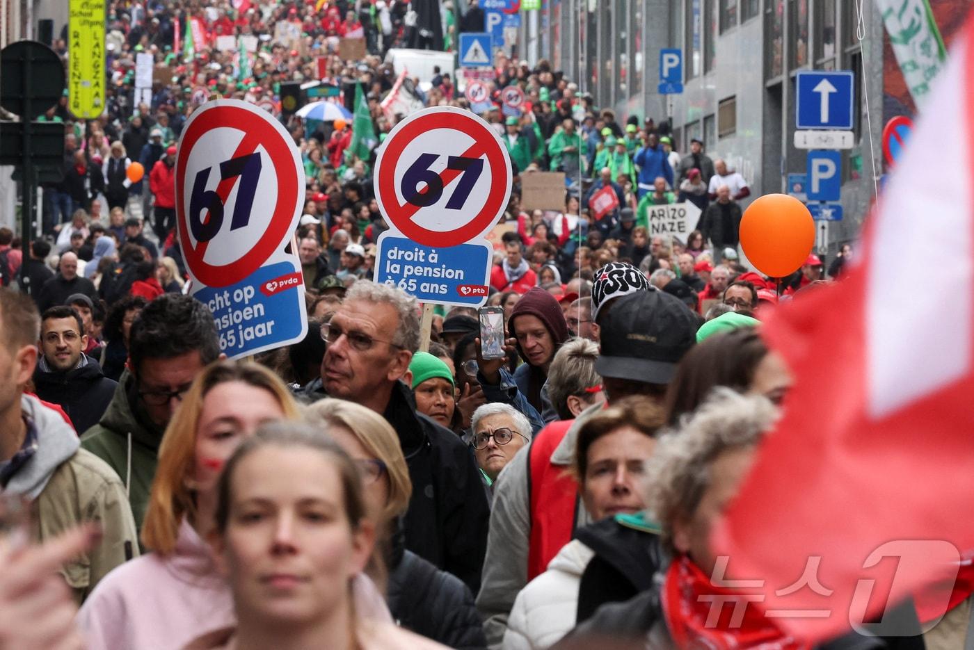 벨기에 수도 브뤼셀에서 14일 시위대가 정부의 연금 개혁에 반대하는 목소리를 내고 있다. 2025.10.14 ⓒ 로이터=뉴스1 ⓒ News1 강민경 기자