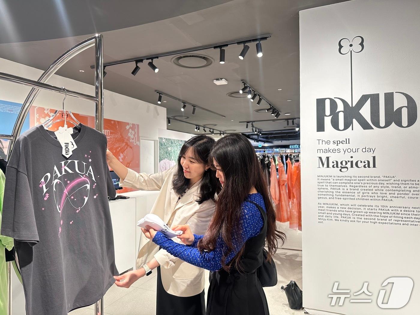 본문 이미지 - 백화점 에비뉴엘 잠실점에서 운영된 민주킴과 파쿠아 팝업 매장에서 고객들이 제품을 둘러보고 있다.&#40;롯데백화점 부산본점 제공. 재판매 및 DB 금지&#41;