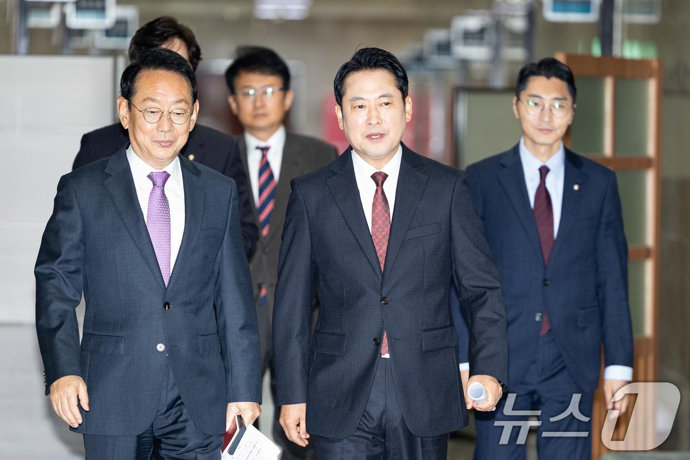 장동혁 국민의힘 대표가 지난 15일 서울 여의도 국회에서 정부의 부동산 규제 추가 대책 발표와 관련해 기자간담회를 위해 이동하고 있다. 2025.10.15/뉴스1 ⓒ News1 유승관 기자