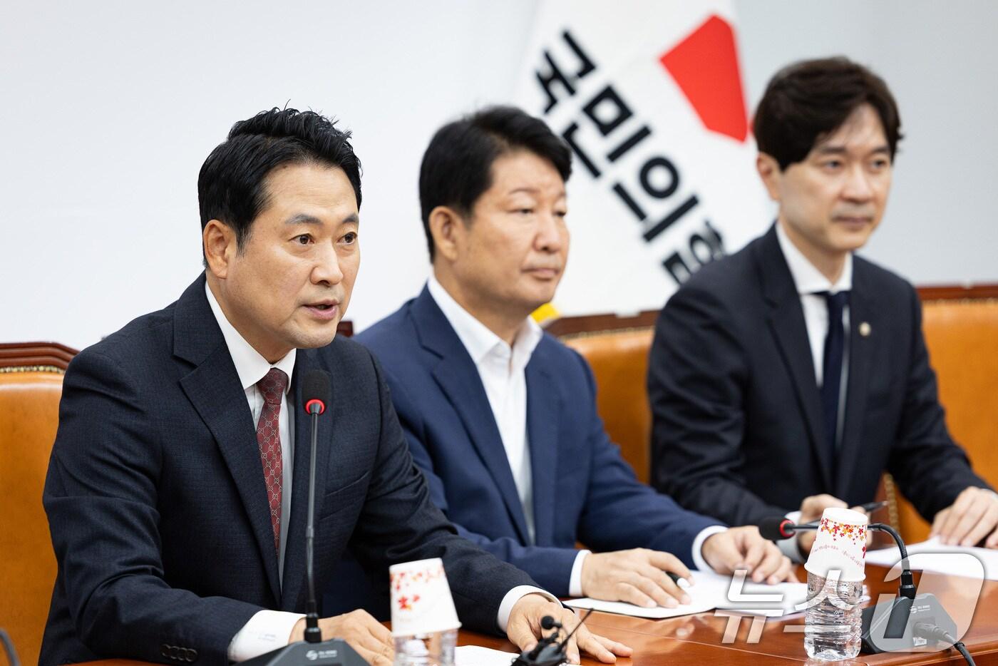 장동혁 국민의힘 대표가 15일 서울 여의도 국회에서 정부의 부동산 규제 추가 대책 발표와 관련해 기자간담회를 하고 있다. 2025.10.15/뉴스1 ⓒ News1 유승관 기자