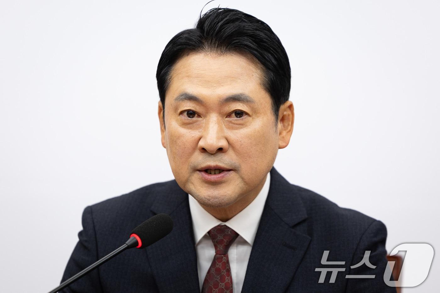 장동혁 국민의힘 대표가 15일 서울 여의도 국회에서 정부의 부동산 규제 추가 대책 발표와 관련해 기자간담회를 하고 있다. 2025.10.15/뉴스1 ⓒ News1 유승관 기자