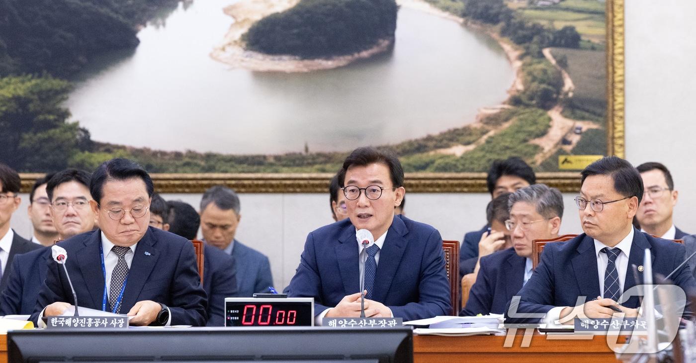 전재수 해양수산부 장관이 15일 서울 여의도 국회에서 열린 농림축산식품해양수산위원회 해양수산부 등에 대한 국정감사에 출석해 의원 질의에 답변하고 있다. 2025.10.15/뉴스1 ⓒ News1 이승배 기자