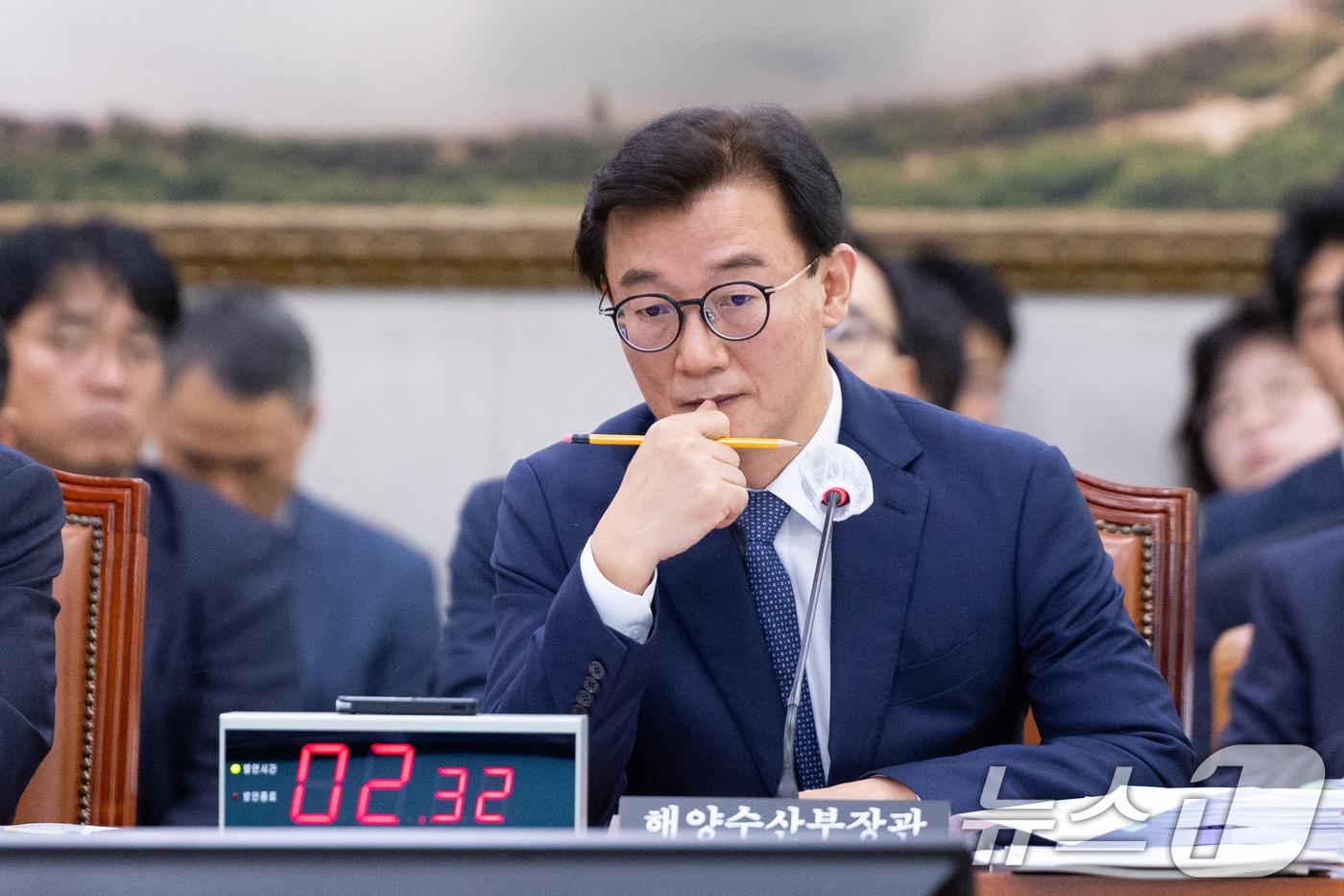 전재수 해양수산부 장관이 15일 서울 여의도 국회에서 열린 농림축산식품해양수산위원회 해양수산부 등에 대한 국정감사에 출석해 생각에 잠겨있다. ⓒ News1 이승배 기자