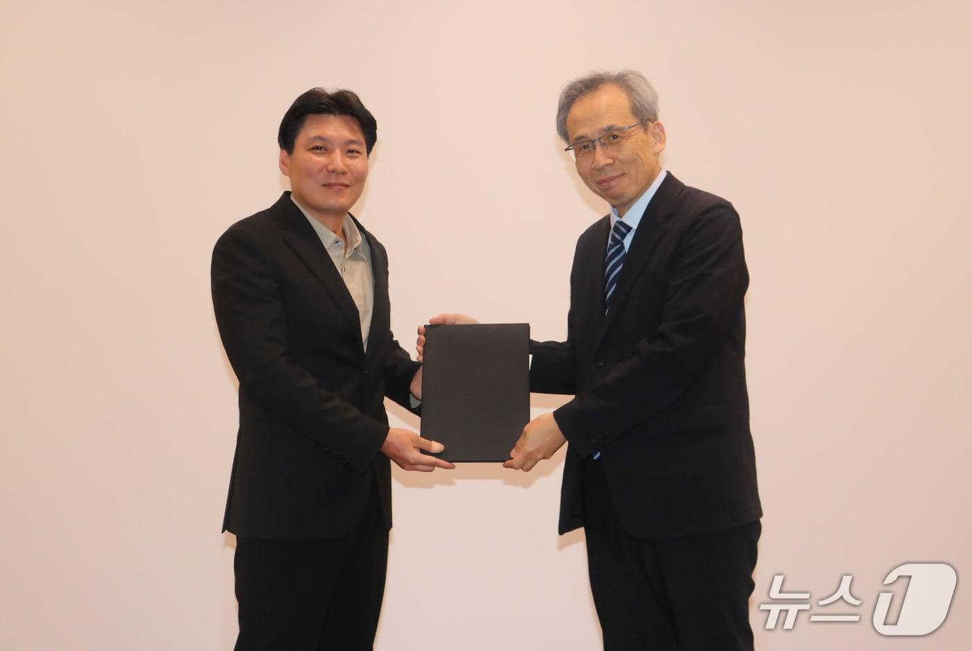 박병규 해운대백병원 소아정형외과 교수&#40;왼쪽&#41;가 대한소아청소년정형외과학외에서 상을 받고 오창욱 학회 회장과 기념사진을 찍고 있다.&#40;해운대백병원 제공. 재판매 및 DB 금지&#41;