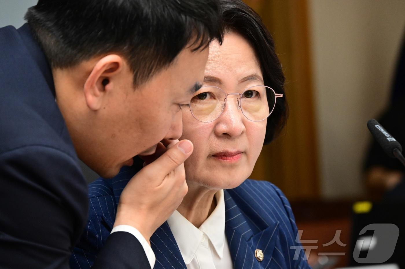 추미애 국회 법제사법위원장이 15일 오전 서울 서초구 대법원에서 열린 전체회의에서 김용민 더불어민주당 의원과 귀엣말을 하고 있다. 2025.10.15/뉴스1 ⓒ News1 국회사진기자단