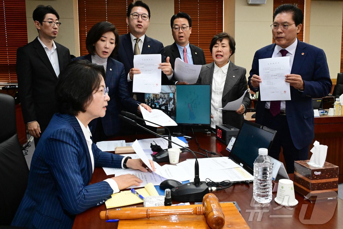 15일 서울 서초구 대법원에서 열린 국회 법제사법위원회 전체회의에서 나경원 국민의힘 의원을 비롯한 의원들이 &#39;이재명 대통령의 공직선거법위반 사건에 대한 대법원 전원합의체 관련 서류 제출 요구의 건&#39; 처리에 반발하고 있다. 2025.10.15/뉴스1 ⓒ News1 국회사진기자단