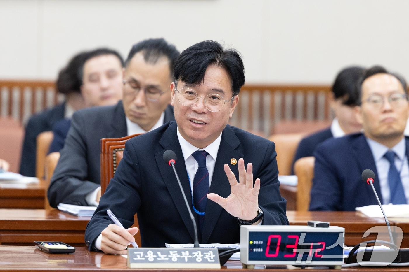 김영훈 고용노동부 장관이 15일 서울 여의도 국회에서 열린 기후에너지환경노동위원회 고용노동부 등에 대한 국정감사에 출석해 의원 질의에 답변하고 있다. 2025.10.15/뉴스1 ⓒ News1 이승배 기자