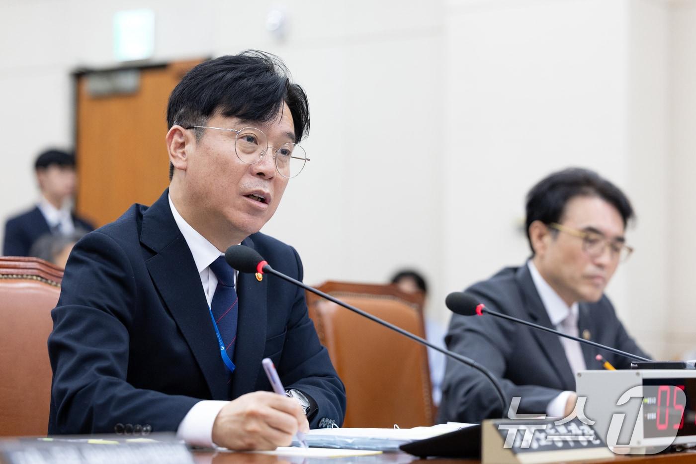 김영훈 고용노동부 장관이 15일 서울 여의도 국회에서 열린 기후에너지환경노동위원회 고용노동부 등에 대한 국정감사에 출석해 의원 질의에 답변하고 있다. 2025.10.15/뉴스1 ⓒ News1 이승배 기자