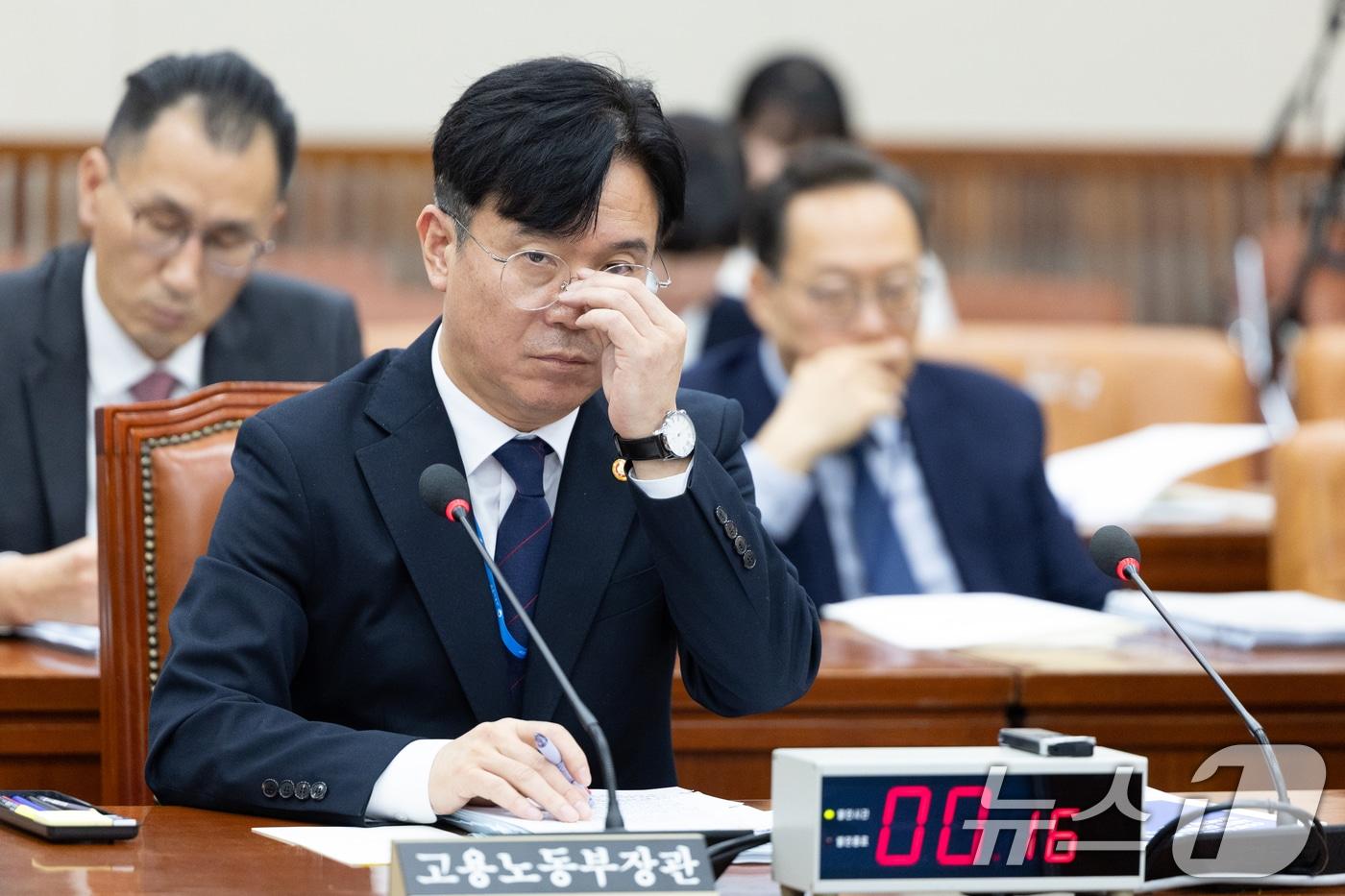 김영훈 고용노동부 장관이 15일 서울 여의도 국회에서 열린 기후에너지환경노동위원회 고용노동부 등에 대한 국정감사에 출석해 안경을 고쳐쓰고 있다. 2025.10.15/뉴스1 ⓒ News1 이승배 기자