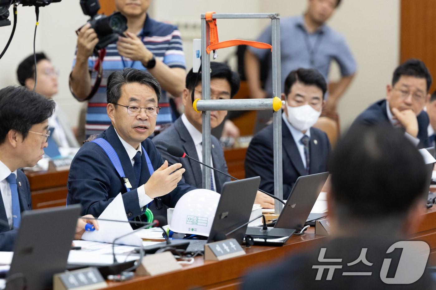 본문 이미지 - 15일 서울 여의도 국회에서 열린 기후에너지환경노동위원회 고용노동부 등에 대한 국정감사 박홍배 더불어민주당 의원이 스마트 안전고리 장비를 올려놓고 질의하고 있다. 2025.10.15 ⓒ 뉴스1 이승배 기자
