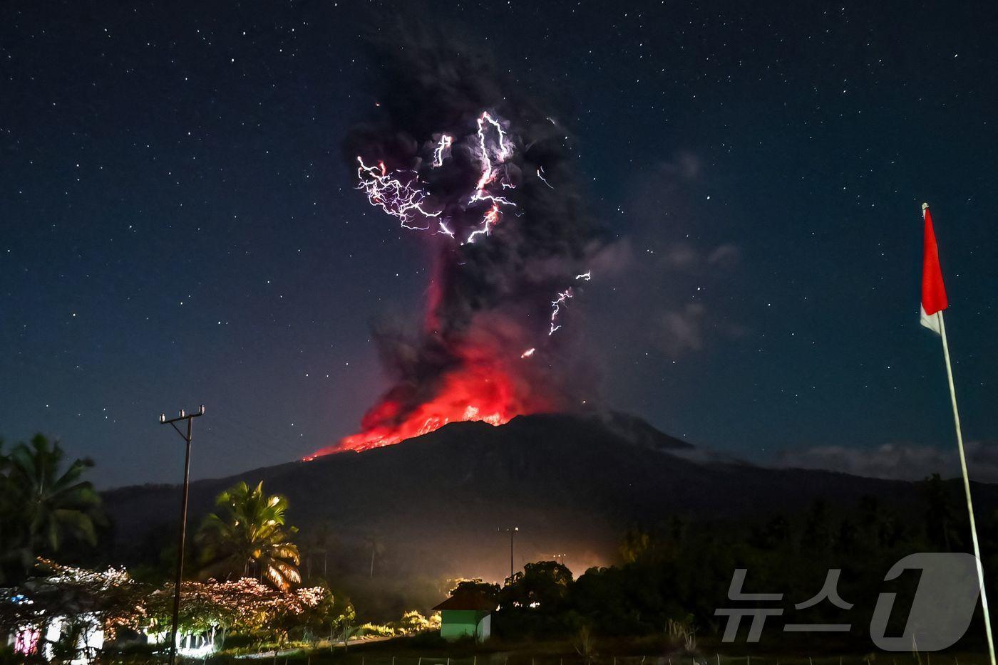 지난 8월 1일&#40;현지시간&#41; 분화한 인도네시아 르워토비 라키라키 산 2025.08.01. ⓒ AFP=뉴스1