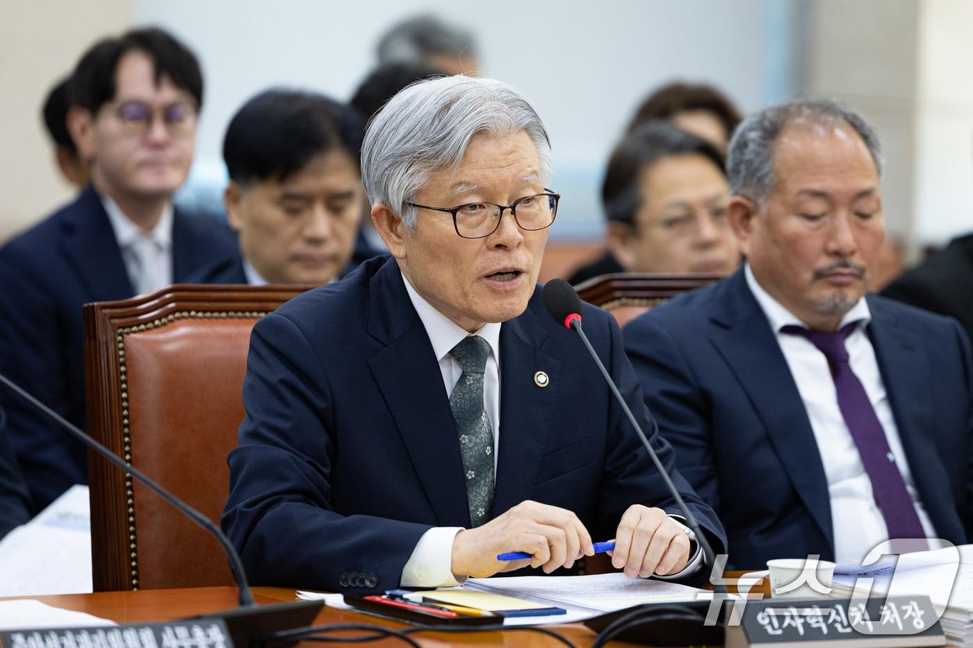 최동석 인사혁신처장이 15일 서울 여의도 국회에서 열린 행정안전위원회의 중앙선거관리위원회 등에 대한 국정감사에서 의원 질의에 답하고 있다. 2025.10.15/뉴스1 ⓒ News1 유승관 기자