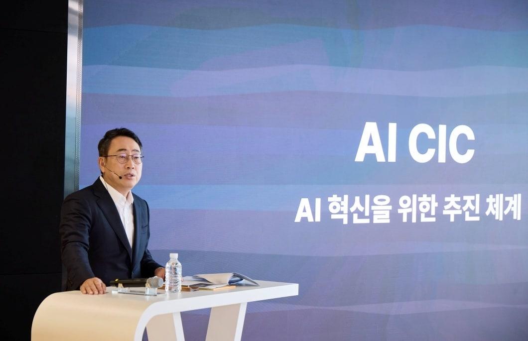 본문 이미지 - 유영상 SK텔레콤 대표가 25일 전사 구성원 대상 타운홀 미팅을 열고 AI 사업 혁신을 위한 AI CIC 출범을 발표했다. &#40;SKT 제공&#41;