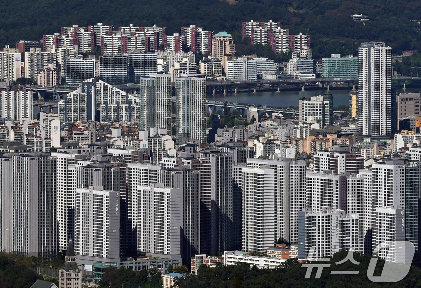 15일 경기 광주시 남한산성에서 내려다본 서울의 아파트 단지 모습. 2025.10.15/뉴스1 ⓒ News1 구윤성 기자