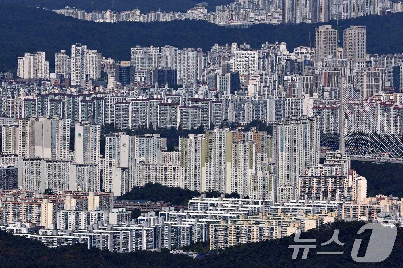 본문 이미지 -  경기 광주시 남한산성에서 내려다본 서울의 아파트 단지 모습.  /뉴스1 ⓒ News1 구윤성 기자
