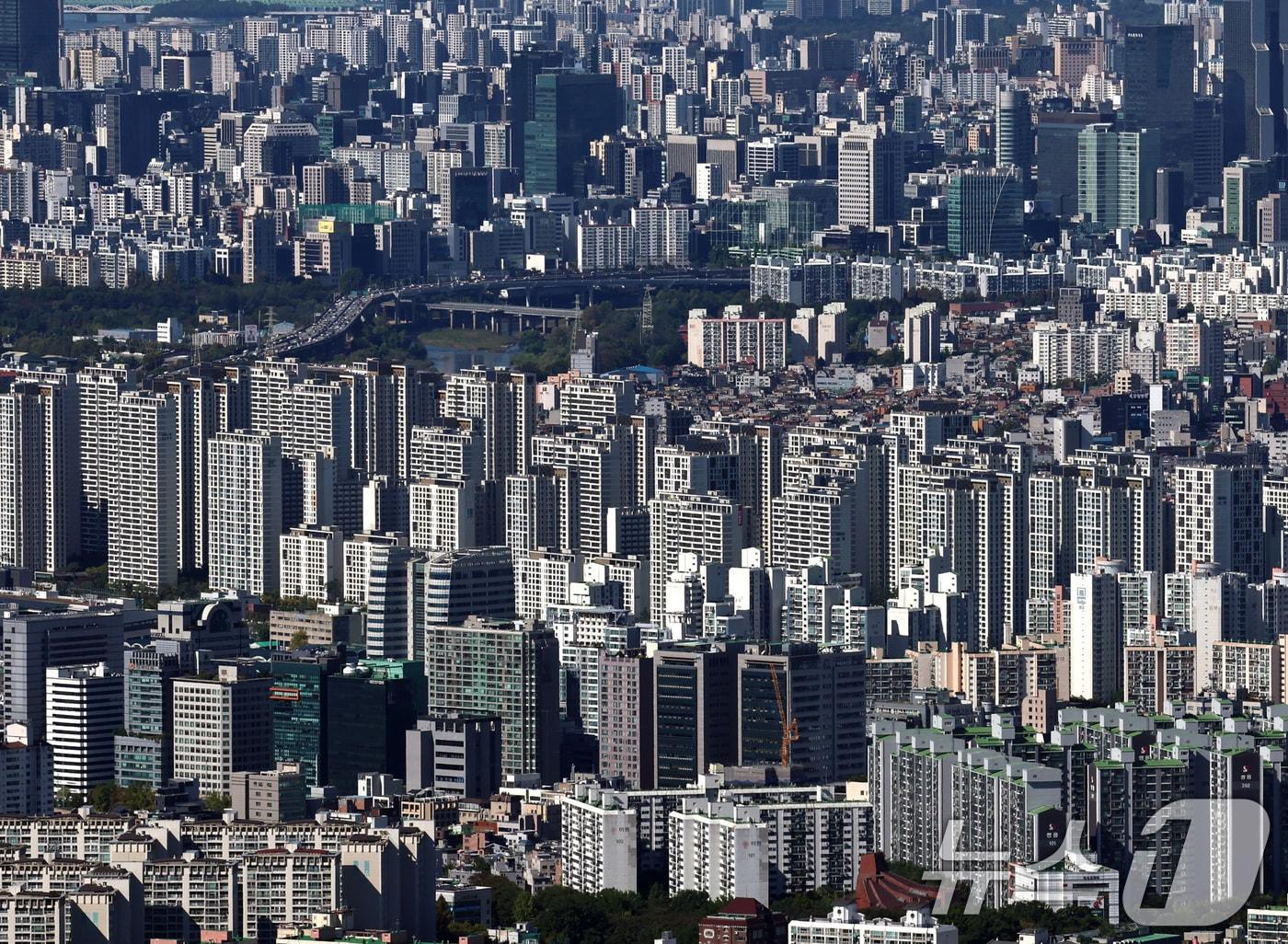 본문 이미지 - 경기 광주시 남한산성에서 내려다본 서울의 아파트 단지 모습. &#40;자료사진&#41;/뉴스1 ⓒ News1 구윤성 기자