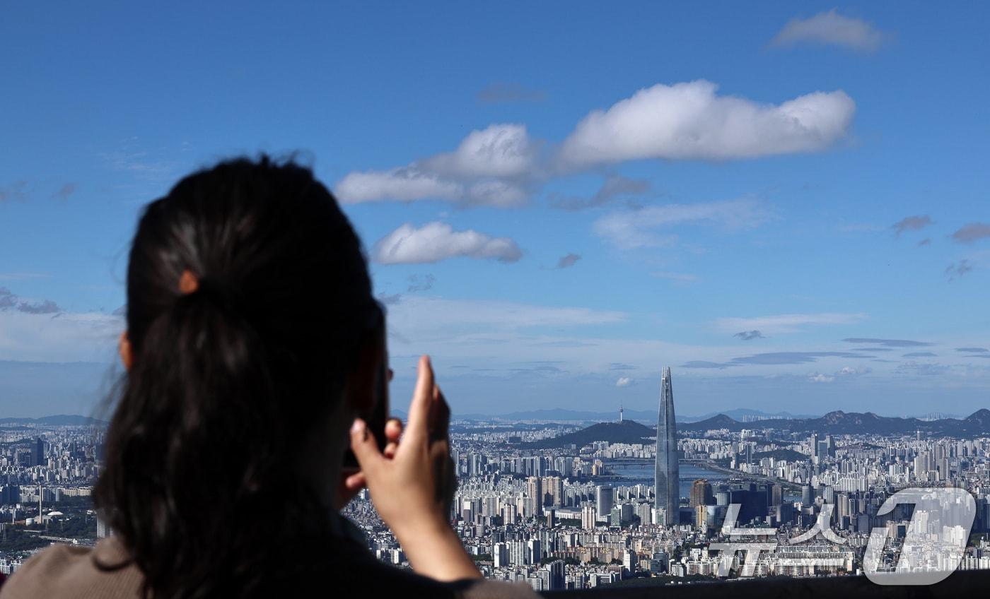 모처럼 화창한 날씨를 보인 15일 경기 광주시 남한산성에서 바라본 서울 하늘이 파랗다. 2025.10.15/뉴스1 ⓒ News1 구윤성 기자