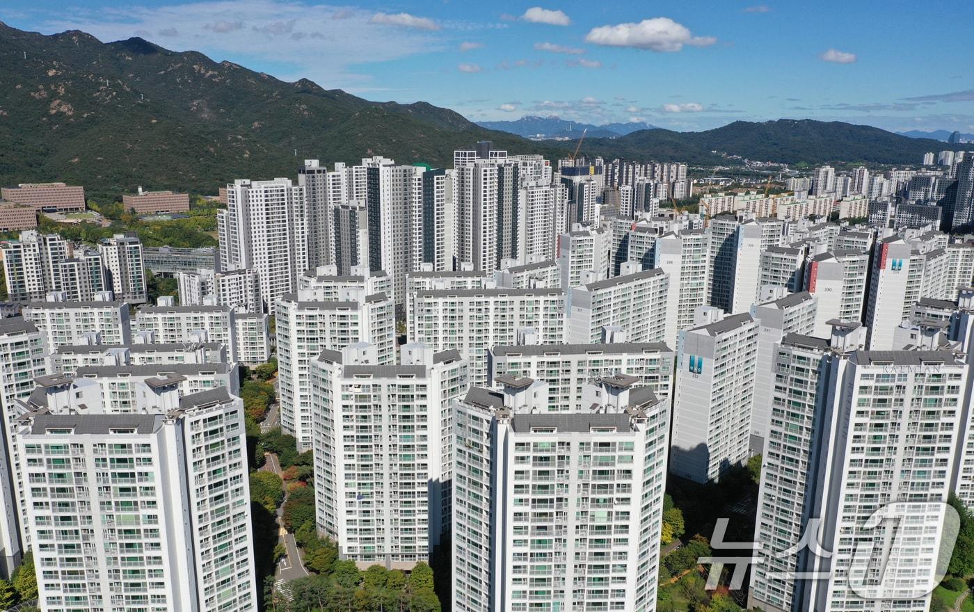 조정대상지역·투기과열지구에 포함된 경기 과천시 아파트 단지들의 모습. 2025.10.15/뉴스1 ⓒ News1 김영운 기자