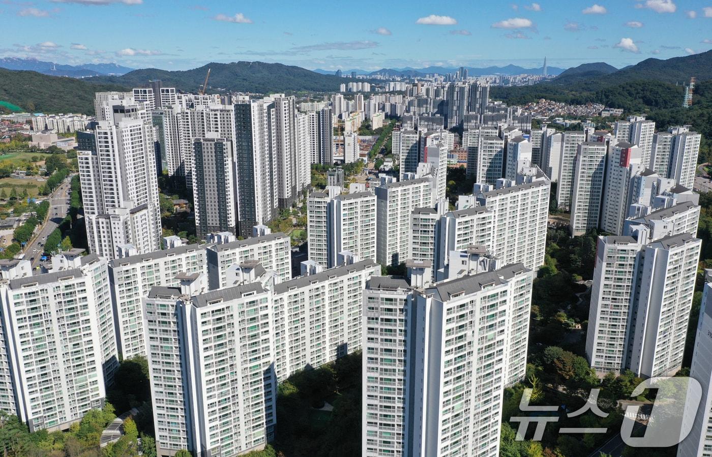 정부가 15일 &#39;주택시장 안정화 대책&#39;을 발표했다.  사진은 이날 조정대상지역·투기과열지구에 포함된 경기 과천시 아파트 단지들의 모습. 2025.10.15/뉴스1 ⓒ News1 김영운 기자