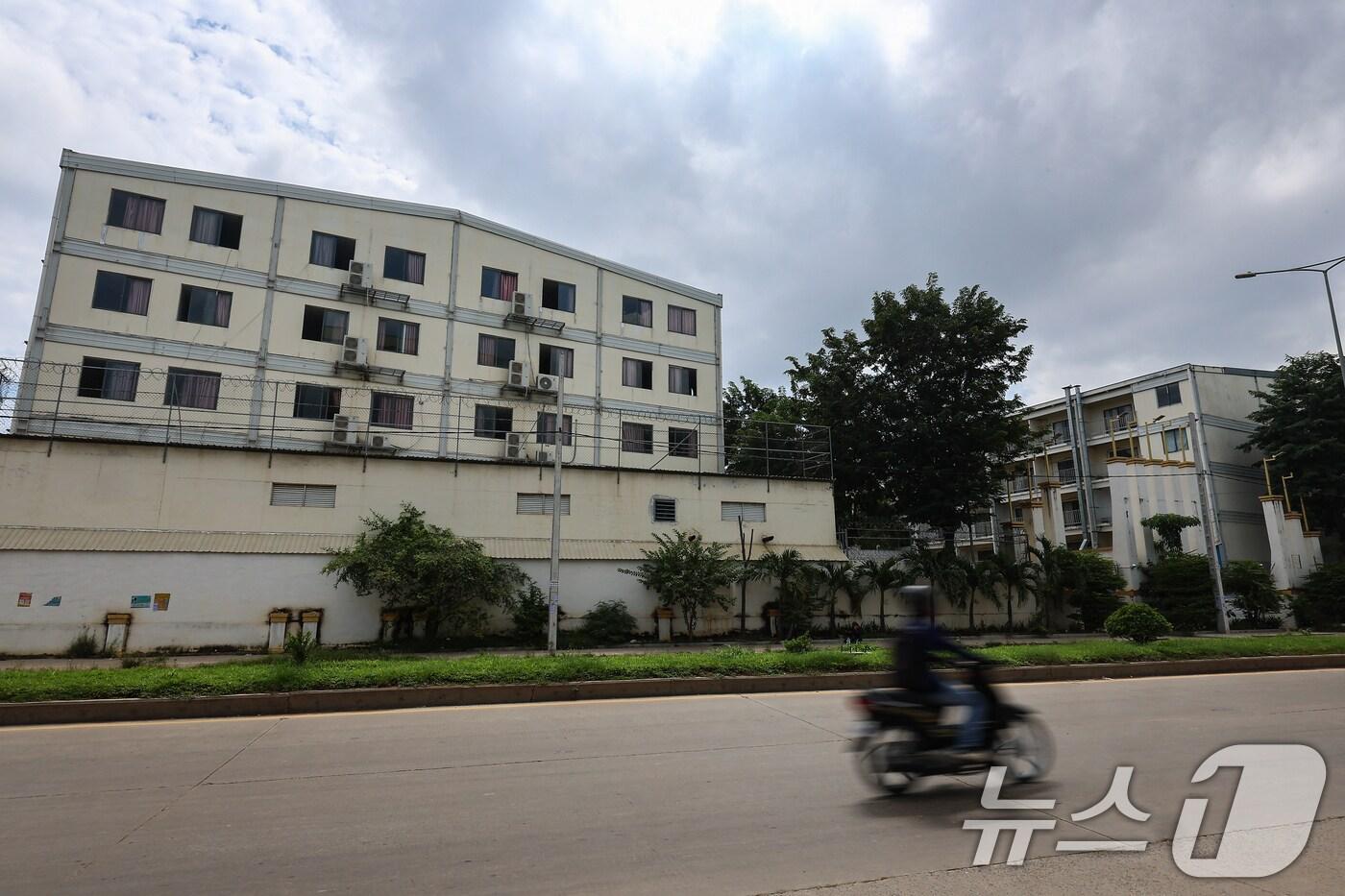 최근 캄보디아에서 한국인 대상 취업사기 및 감금 사건 등 각종 범죄에 연루되는 사례가 잇따르고 있다. 사진은 15일(현지시간) 캄보디아 프놈펜 주요 범죄 단지로 알려진 원구 단지. 이곳은 피싱 범죄 조직이 자리 잡고 한국인을 대상으로 한 감금, 강제 노동 등이 이뤄졌던 곳으로 현재는 캄보디아 당국의 단속으로 공실 상태이다. 2025.10.15/뉴스1 ⓒ News1 김도우 기자