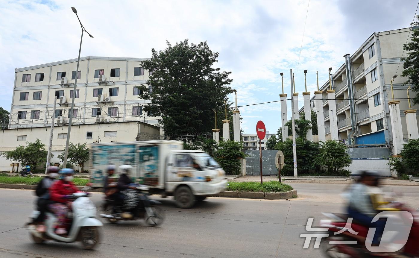 최근 캄보디아에서 한국인 대상 취업사기 및 감금 사건 등 각종 범죄에 연루되는 사례가 잇따르고 있다. 사진은 15일(현지시간) 캄보디아 프놈펜 주요 범죄 단지로 알려진 원구 단지. 이곳은 피싱 범죄 조직이 자리 잡고 한국인을 대상으로 한 감금, 강제 노동 등이 이뤄졌던 곳으로 현재는 캄보디아 당국의 단속으로 공실 상태이다. 2025.10.15/뉴스1 ⓒ News1 김도우 기자