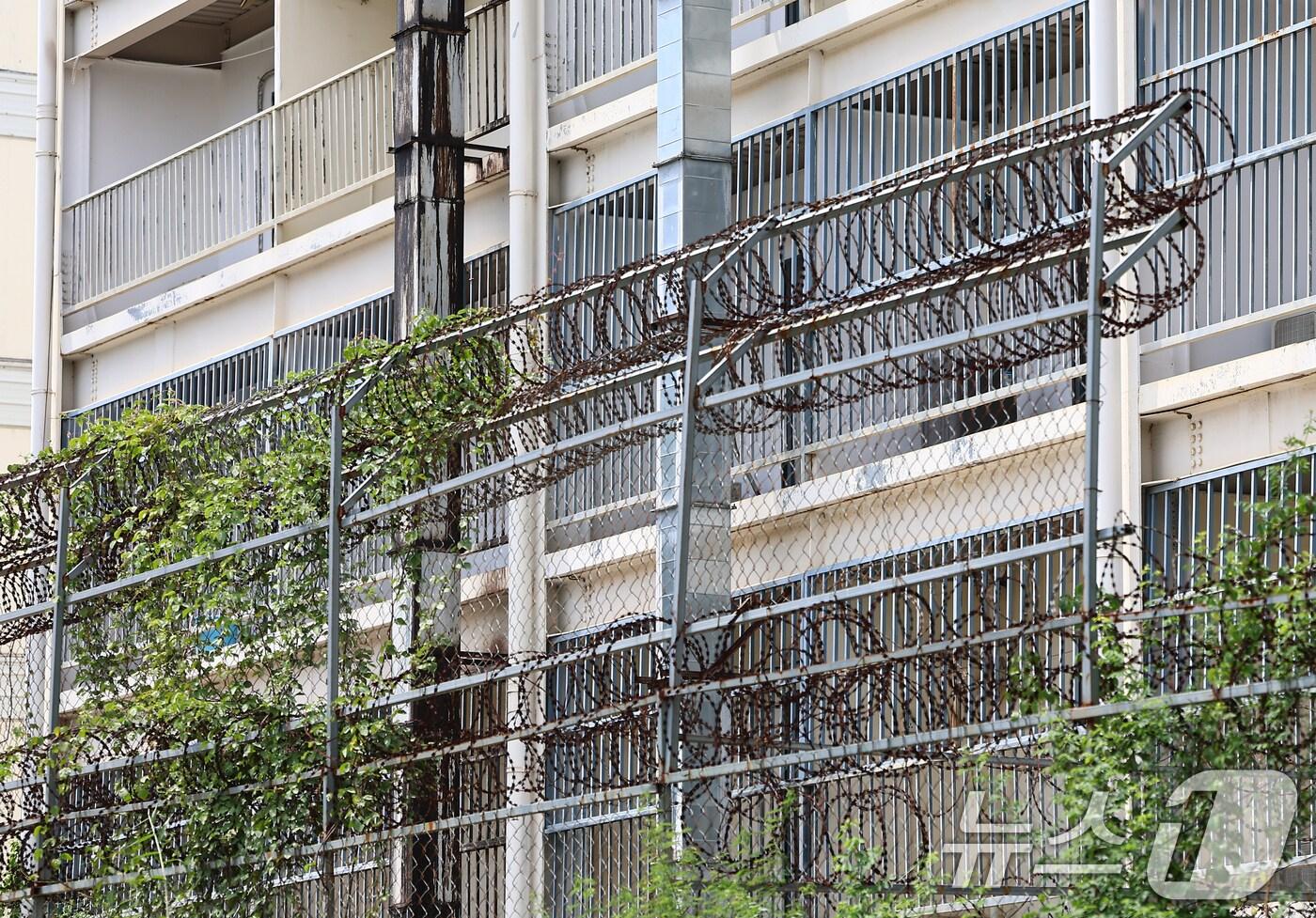 최근 캄보디아에서 한국인 대상 취업사기 및 감금 사건 등 각종 범죄에 연루되는 사례가 잇따르고 있다. 사진은 15일&#40;현지시간&#41; 캄보디아 프놈펜 주요 범죄 단지로 알려진 원구 단지.  2025.10.15/뉴스1 ⓒ News1 김도우 기자