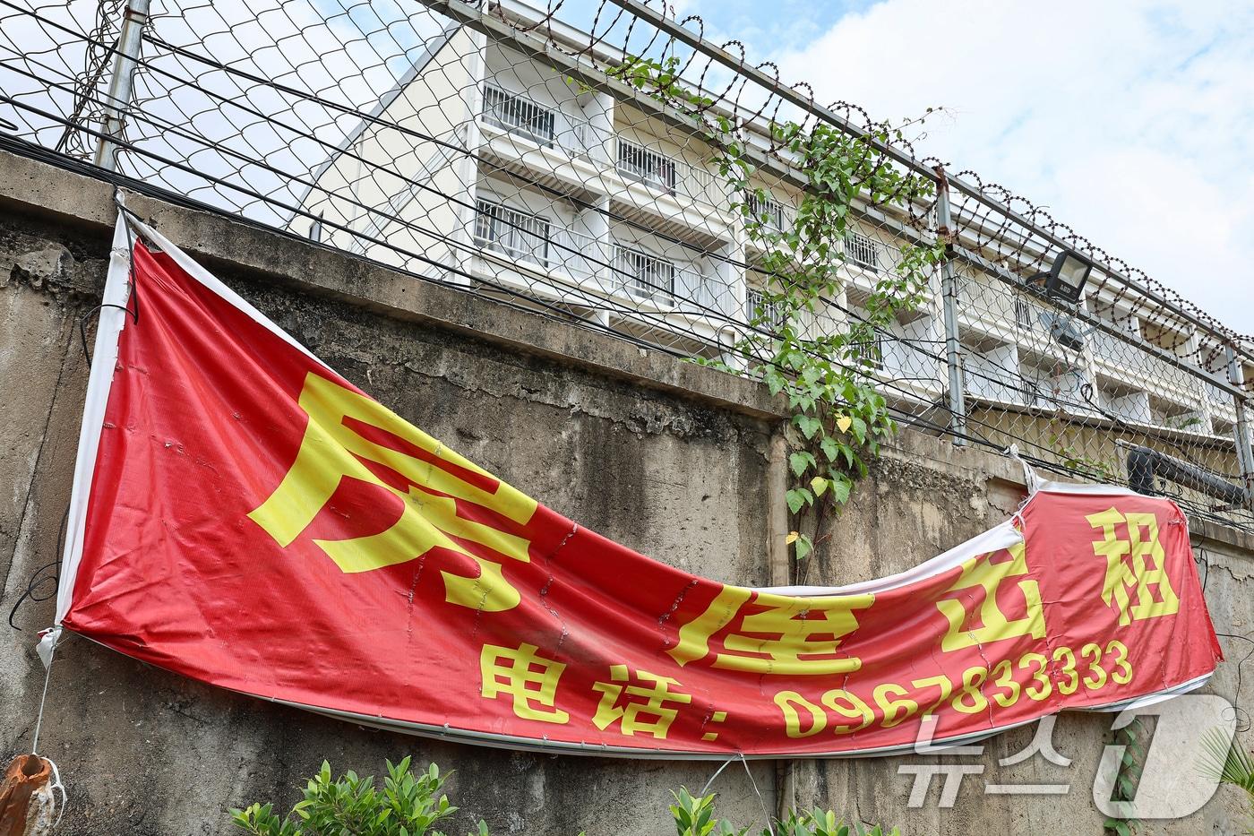 최근 캄보디아에서 한국인 대상 취업사기 및 감금 사건 등 각종 범죄에 연루되는 사례가 잇따르고 있다. 사진은 15일(현지시간) 캄보디아 프놈펜 주요 범죄 단지로 알려진 원구 단지에 임대문의가 게시된 모습. 이곳은 피싱 범죄 조직이 자리 잡고 한국인을 대상으로 한 감금, 강제 노동 등이 이뤄졌던 곳으로 현재는 캄보디아 당국의 단속으로 공실 상태이다. 2025.10.15/뉴스1 ⓒ News1 김도우 기자