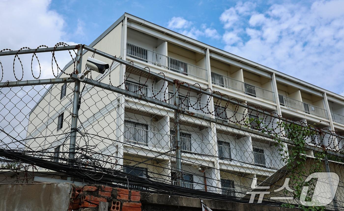 최근 캄보디아에서 한국인 대상 취업사기 및 감금 사건 등 각종 범죄에 연루되는 사례가 잇따르고 있다. 사진은 15일&#40;현지시간&#41; 캄보디아 프놈펜 주요 범죄 단지로 알려진 원구 단지.  2025.10.15/뉴스1 ⓒ News1 김도우 기자