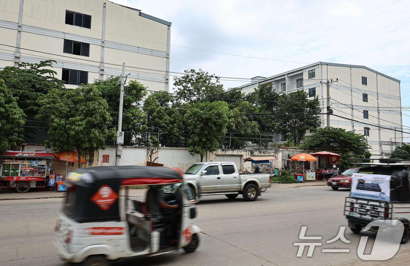 최근 캄보디아에서 한국인 대상 취업사기 및 감금 사건 등 각종 범죄에 연루되는 사례가 잇따르고 있다. 사진은 15일(현지시간) 캄보디아 프놈펜 주요 범죄 단지로 알려진 원구 단지. 이곳은 피싱 범죄 조직이 자리 잡고 한국인을 대상으로 한 감금, 강제 노동 등이 이뤄졌던 곳으로 현재는 캄보디아 당국의 단속으로 공실 상태이다. 2025.10.15/뉴스1 ⓒ News1 김도우 기자