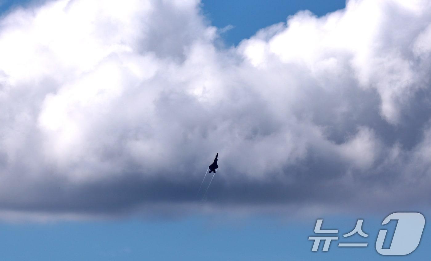 공군 KF-21 전투기가 15일 경기 성남시 서울공항 일대에서 국제 항공우주 및 방위산업 전시회&#40;ADEX&#41;를 앞두고 에어쇼 사전연습 비행을 하고 있다. 2025.10.15/뉴스1 ⓒ News1 구윤성 기자